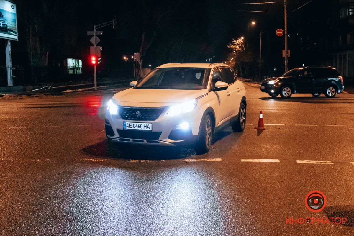 Peugeot ехал на зеленый Peugeot ехал на зеленый