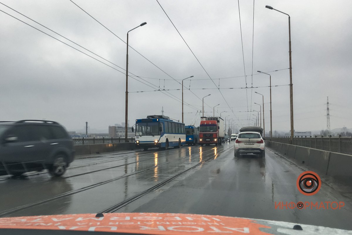 В Днепре из-за ухудшения погоды стоят троллейбусы 1