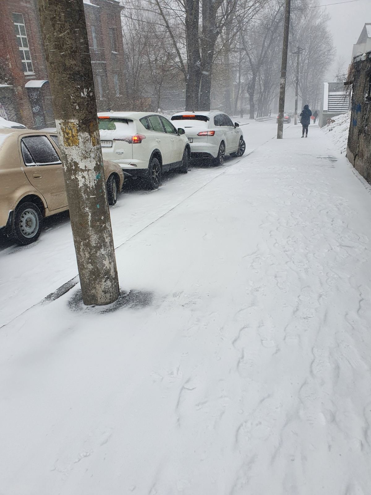 На Крутогорном спуске в Днепре автомобили скатываются с горки и сталкиваются 2