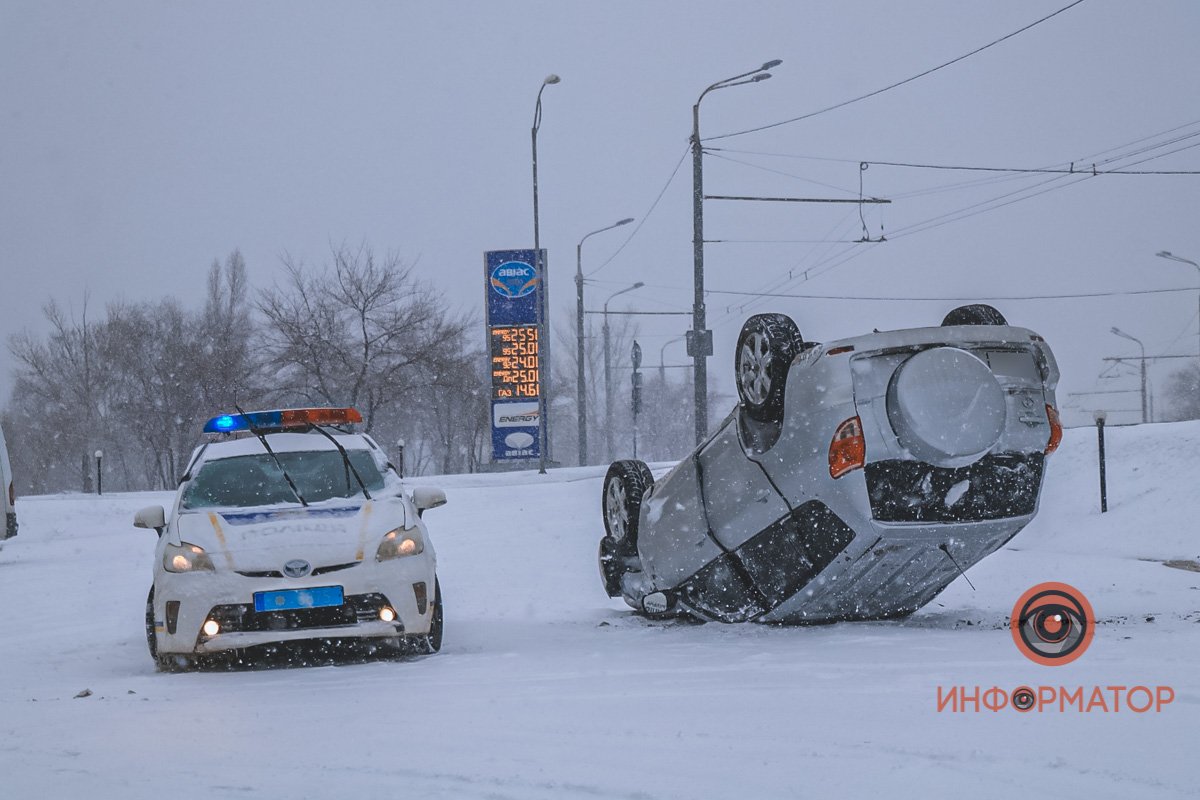 В Днепре на Набережной Заводской перевернулся Toyota Rav 4 1