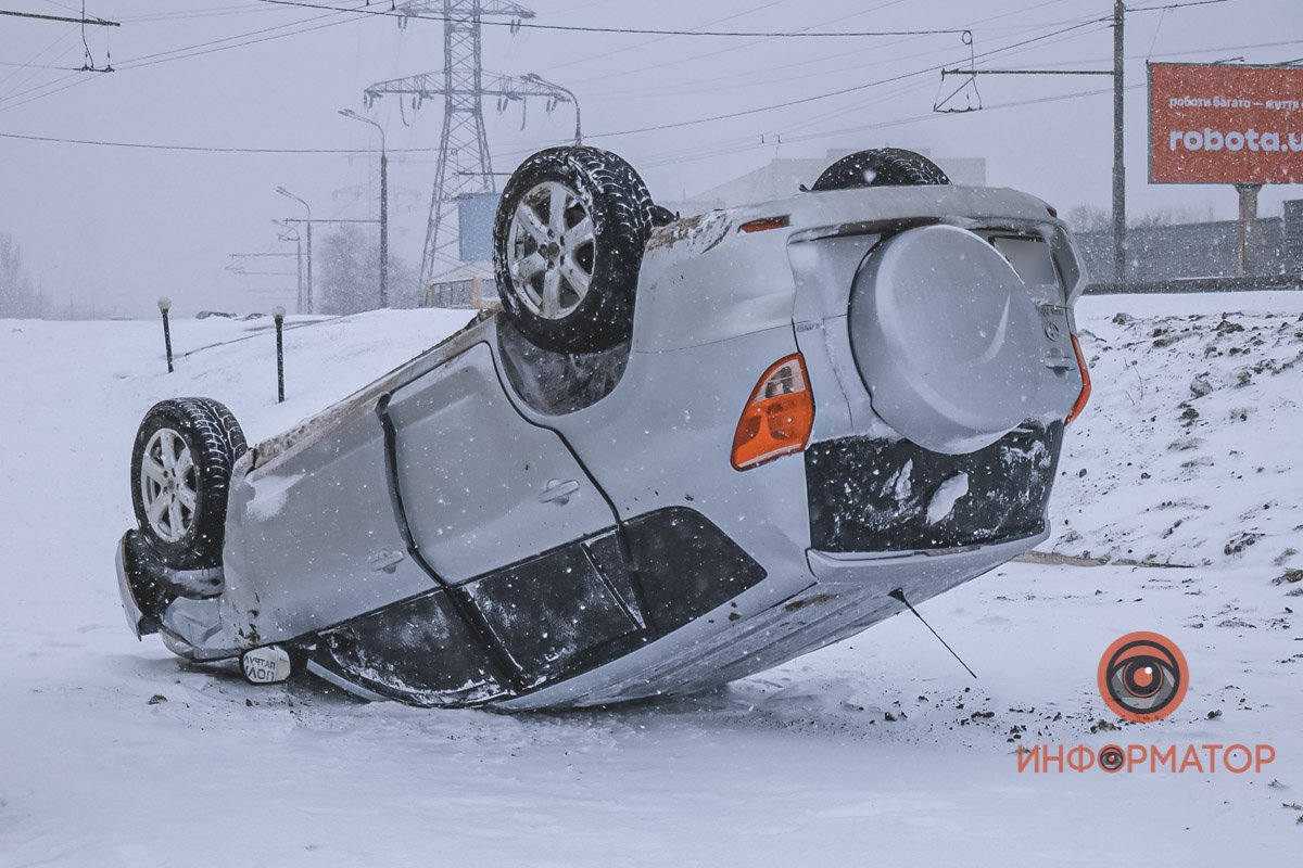 В Днепре на Набережной Заводской перевернулся Toyota Rav 4 2