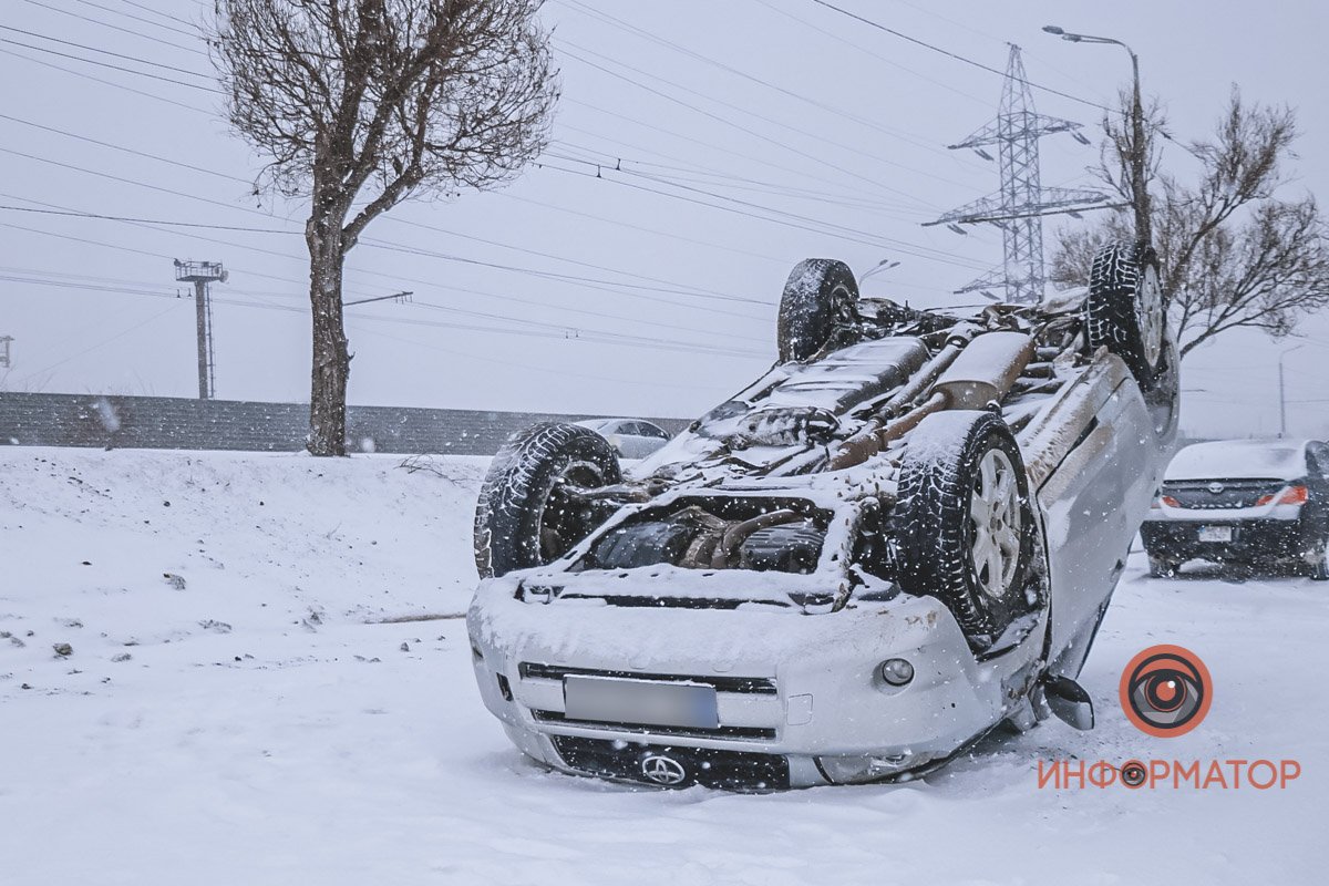 В Днепре на Набережной Заводской перевернулся Toyota Rav 4 3