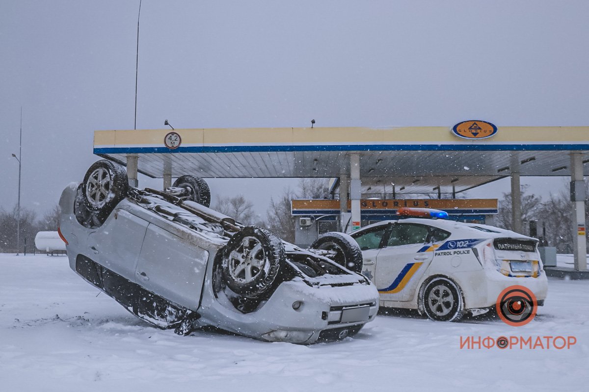 В Днепре на Набережной Заводской перевернулся Toyota Rav 4 4