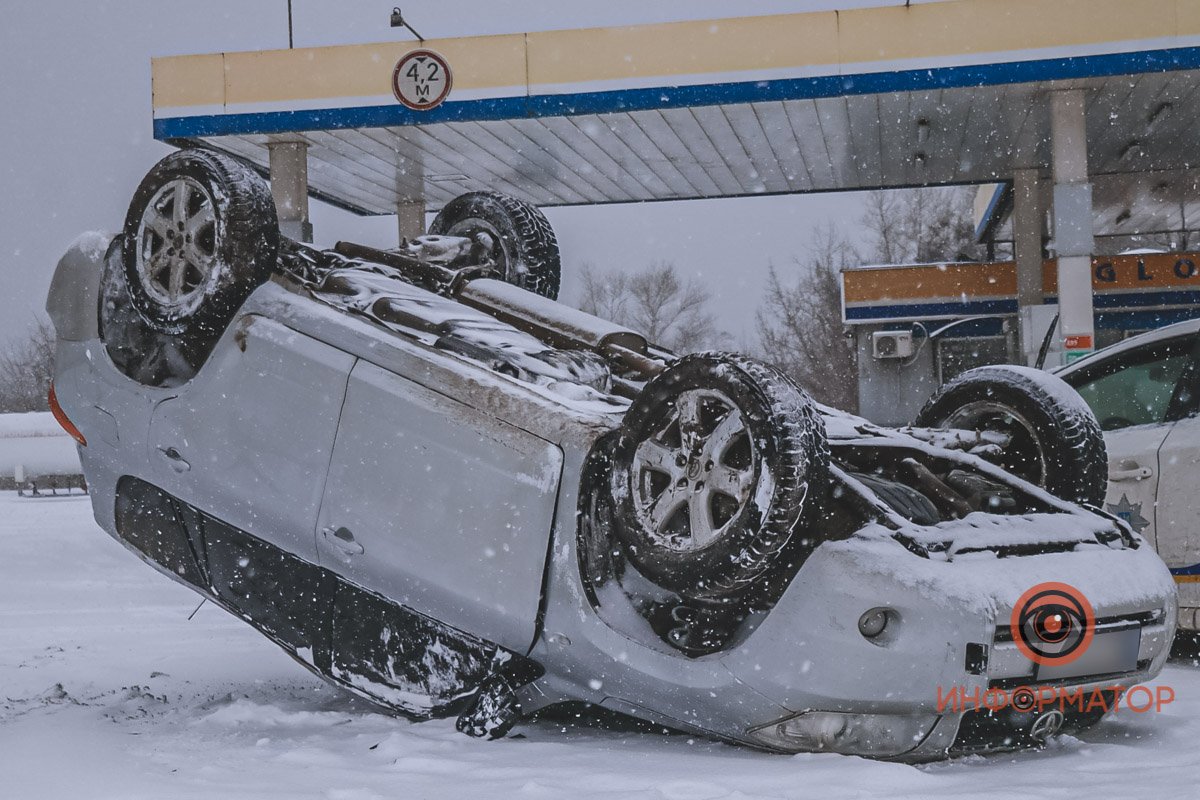 В Днепре на Набережной Заводской перевернулся Toyota Rav 4 5