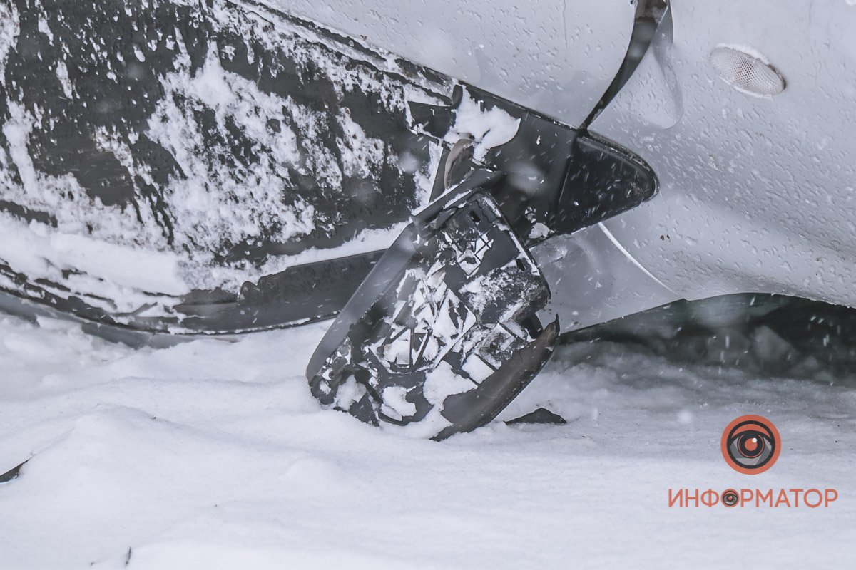 В Днепре на Набережной Заводской перевернулся Toyota Rav 4 6