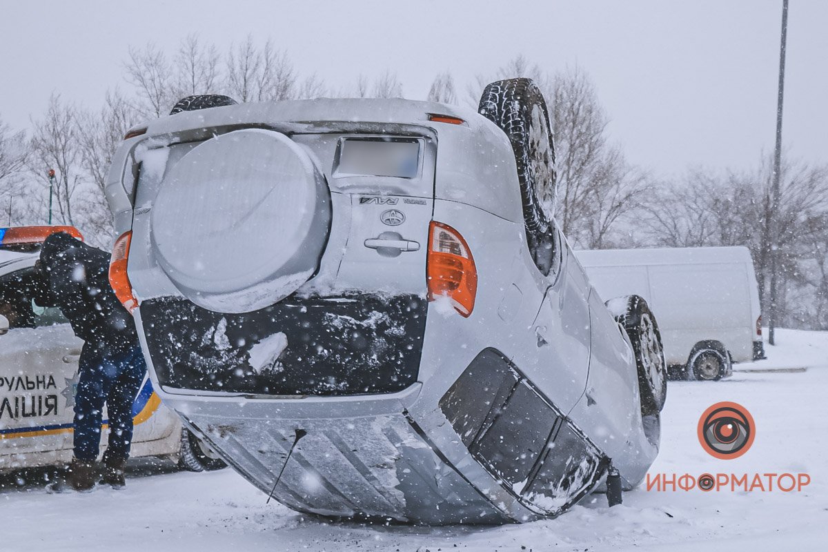 В Днепре на Набережной Заводской перевернулся Toyota Rav 4 7