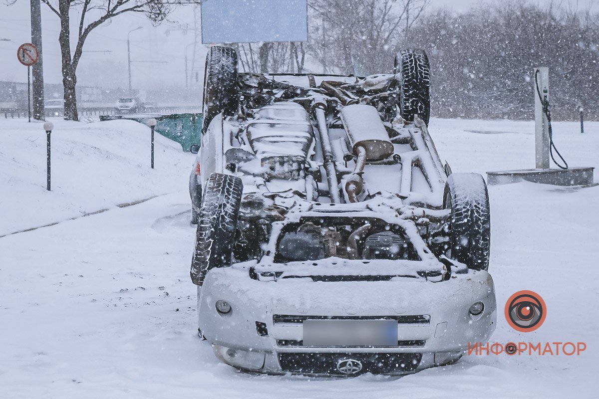 В Днепре на Набережной Заводской перевернулся Toyota Rav 4 8