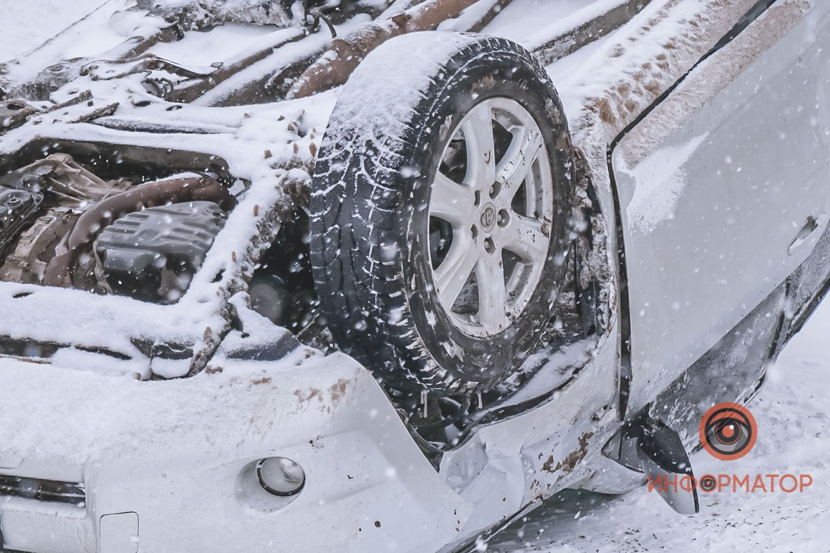 В Днепре на Набережной Заводской перевернулся Toyota Rav 4 9