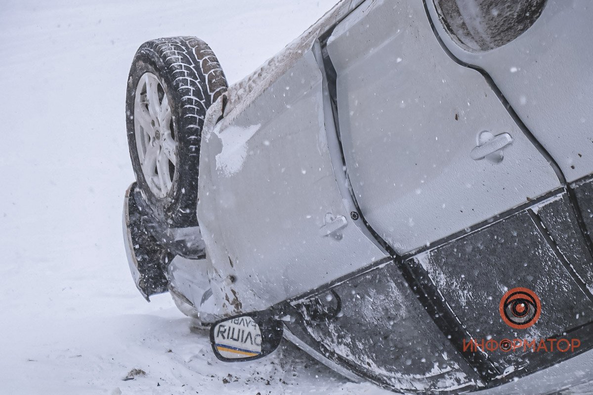 В Днепре на Набережной Заводской перевернулся Toyota Rav 4 10