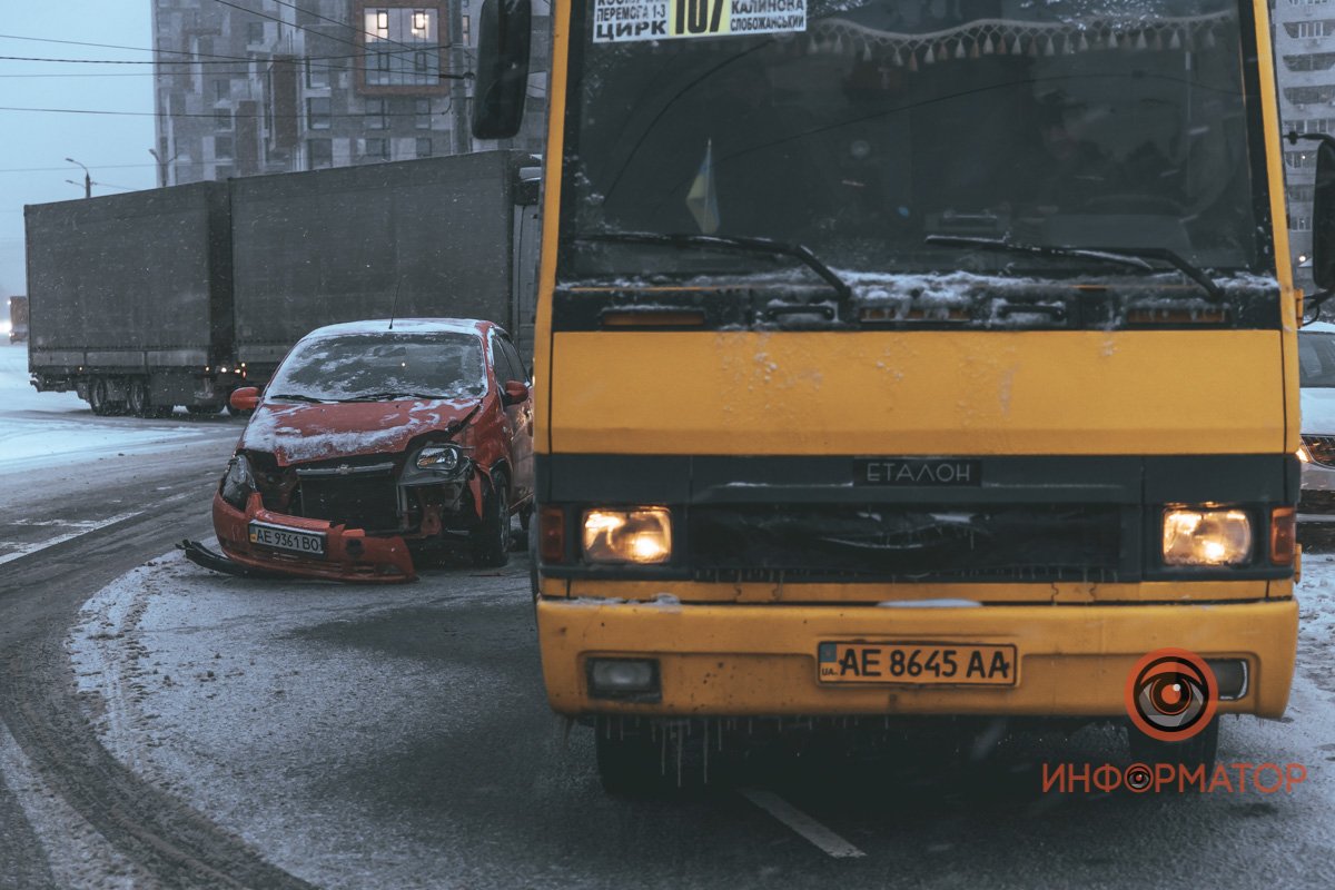 В Днепре на Победе столкнулись Chevrolet и маршрутка №107: пострадавшего откачивают 1