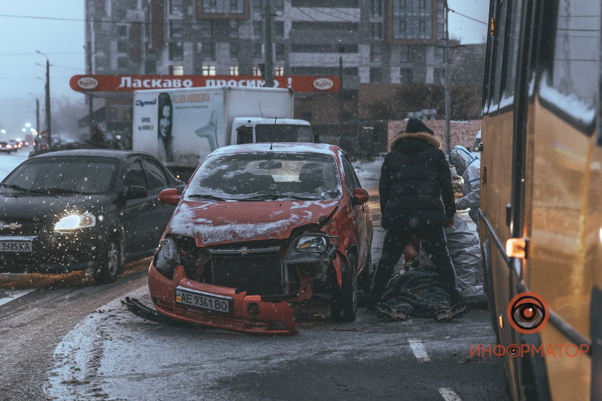 В Днепре на Победе столкнулись Chevrolet и маршрутка №107: пострадавшего откачивают 2