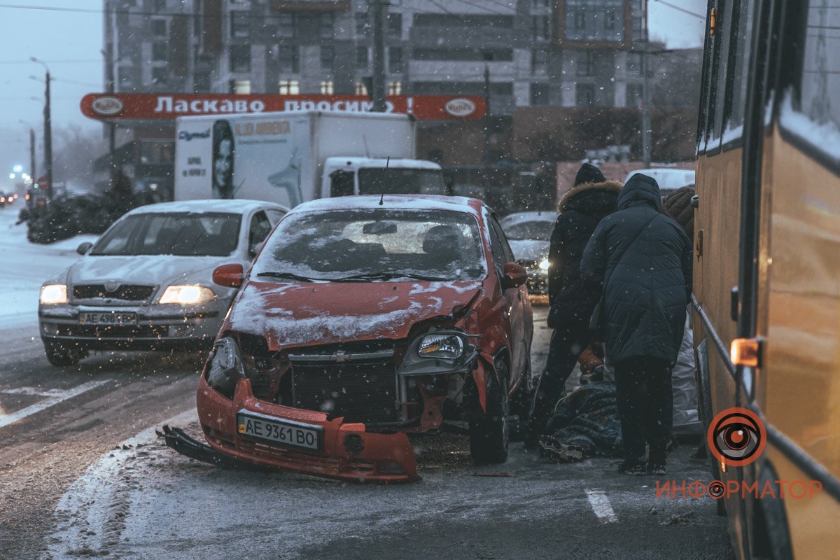 В Днепре на Победе столкнулись Chevrolet и маршрутка №107: пострадавшего откачивают 3