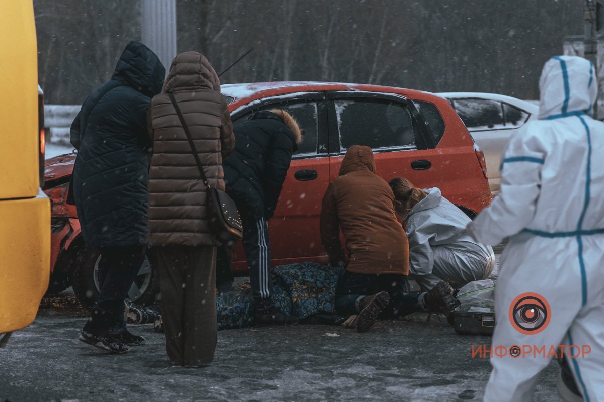 В Днепре на Победе столкнулись Chevrolet и маршрутка №107: пострадавшего откачивают 4