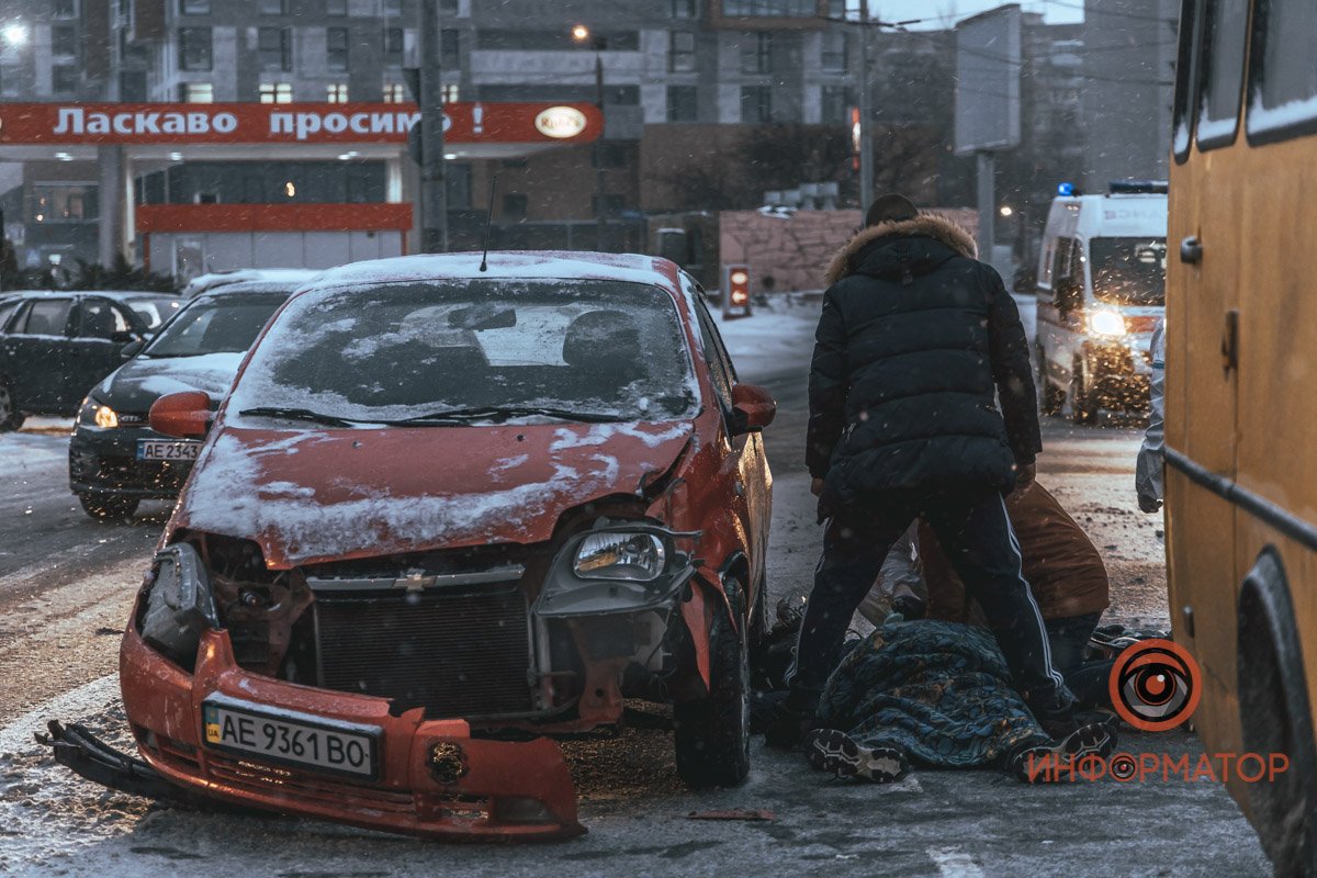 В Днепре на Победе столкнулись Chevrolet и маршрутка №107: пострадавшего откачивают 5