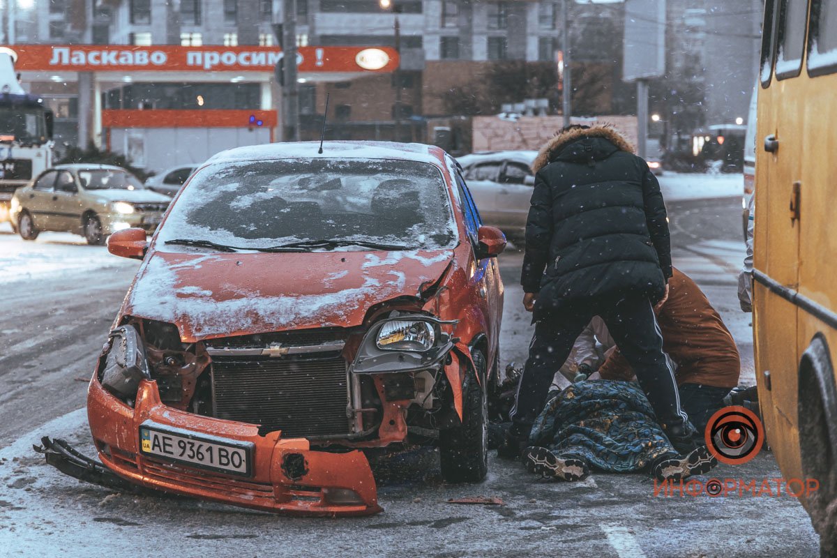 В Днепре на Победе столкнулись Chevrolet и маршрутка №107: пострадавшего откачивают 6