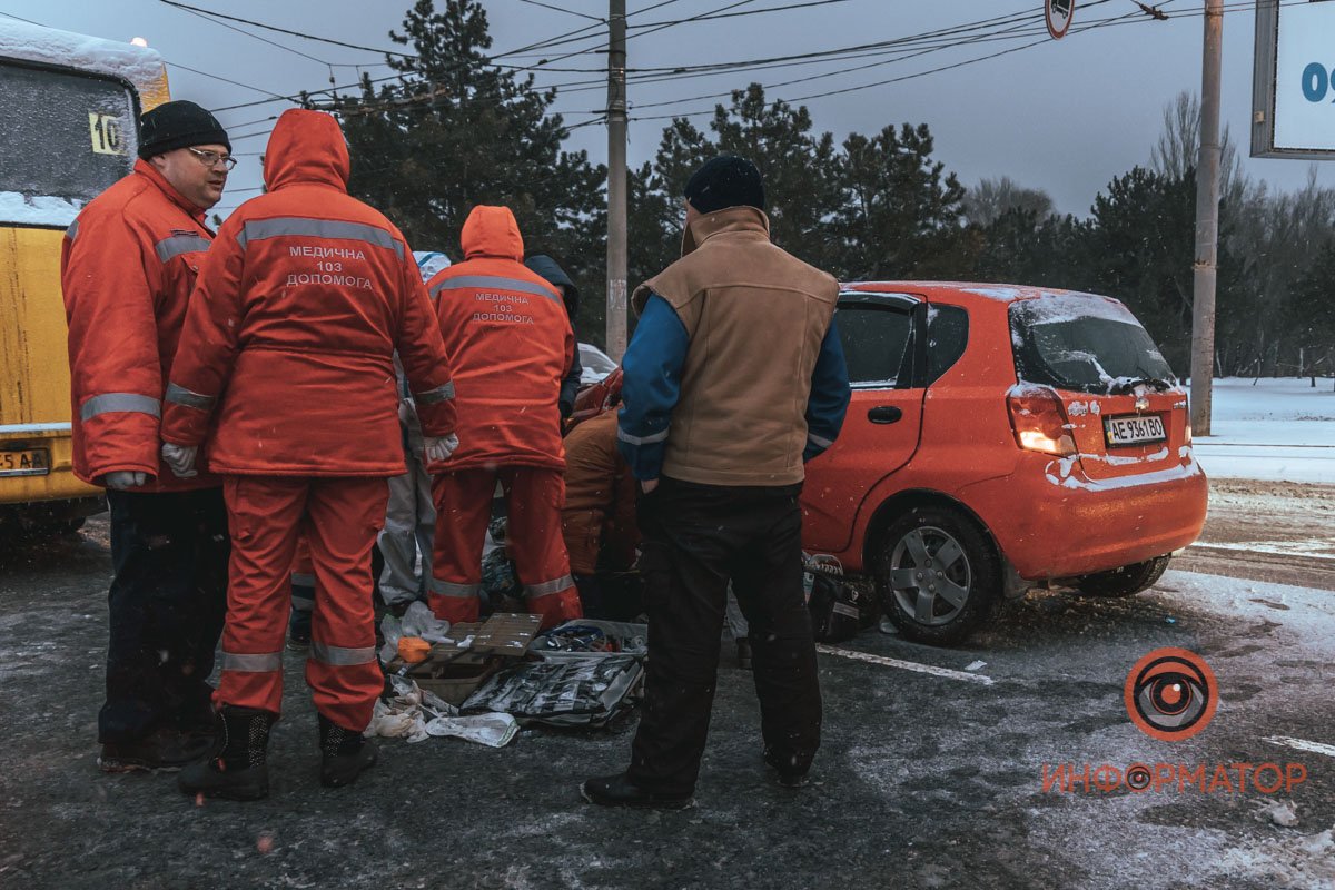 В Днепре на Победе столкнулись Chevrolet и маршрутка №107: пострадавшего откачивают 7