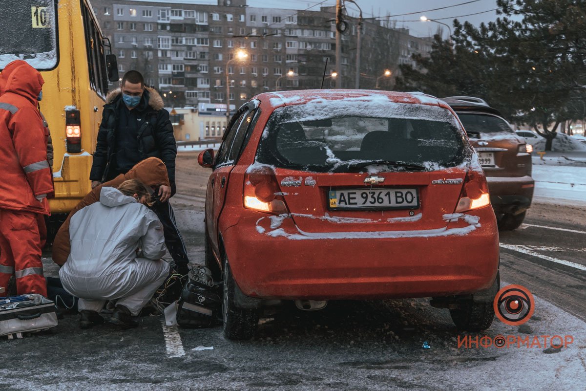 В Днепре на Победе столкнулись Chevrolet и маршрутка №107: пострадавшего откачивают 8