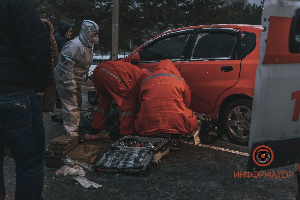 В Днепре на Победе столкнулись Chevrolet и маршрутка №107: пострадавшего откачивают 9