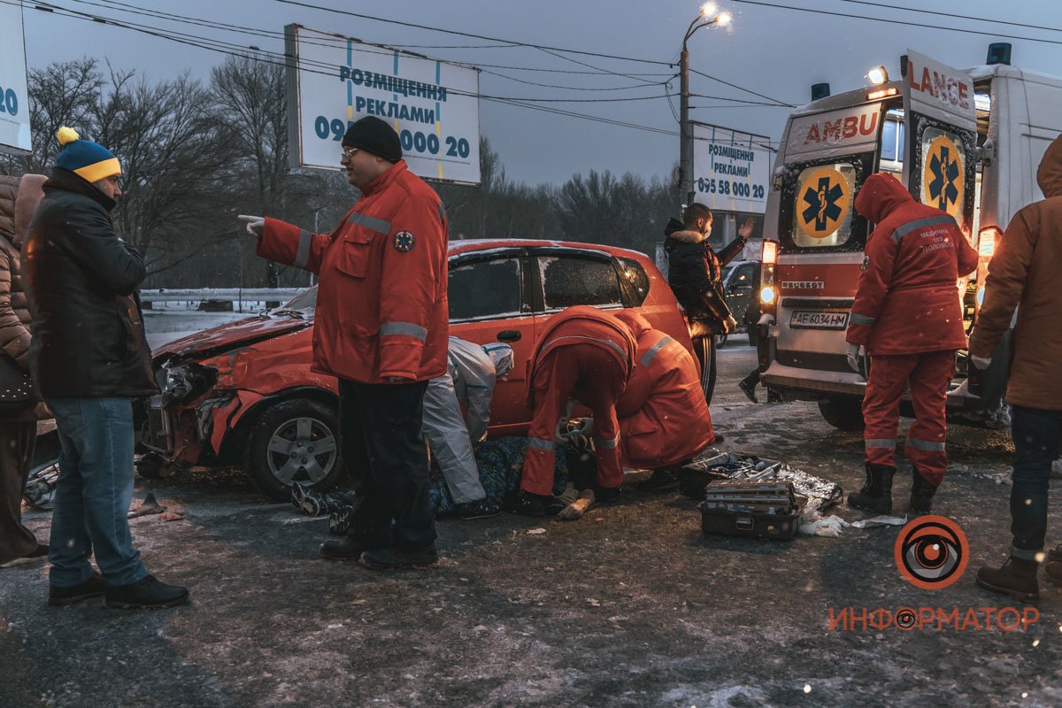 В Днепре на Победе столкнулись Chevrolet и маршрутка №107: пострадавшего откачивают 10