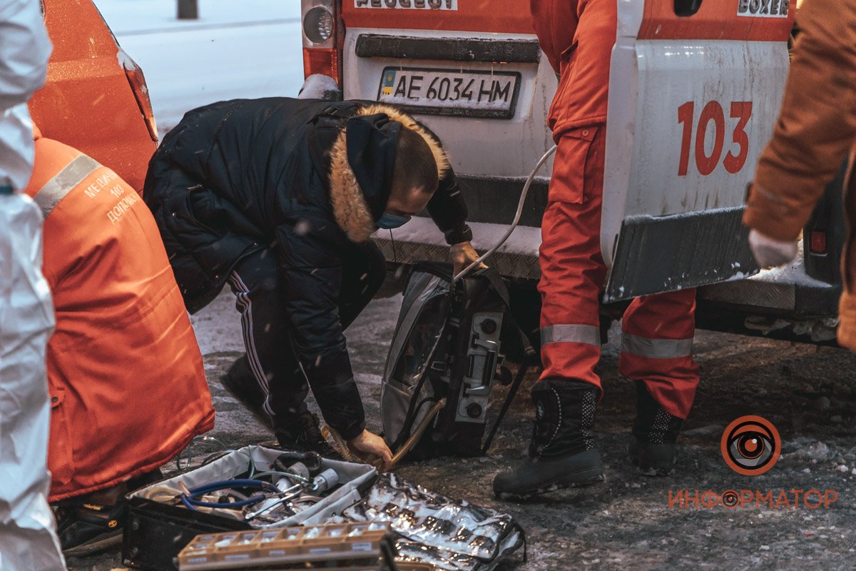 В Днепре на Победе столкнулись Chevrolet и маршрутка №107: пострадавшего откачивают 11