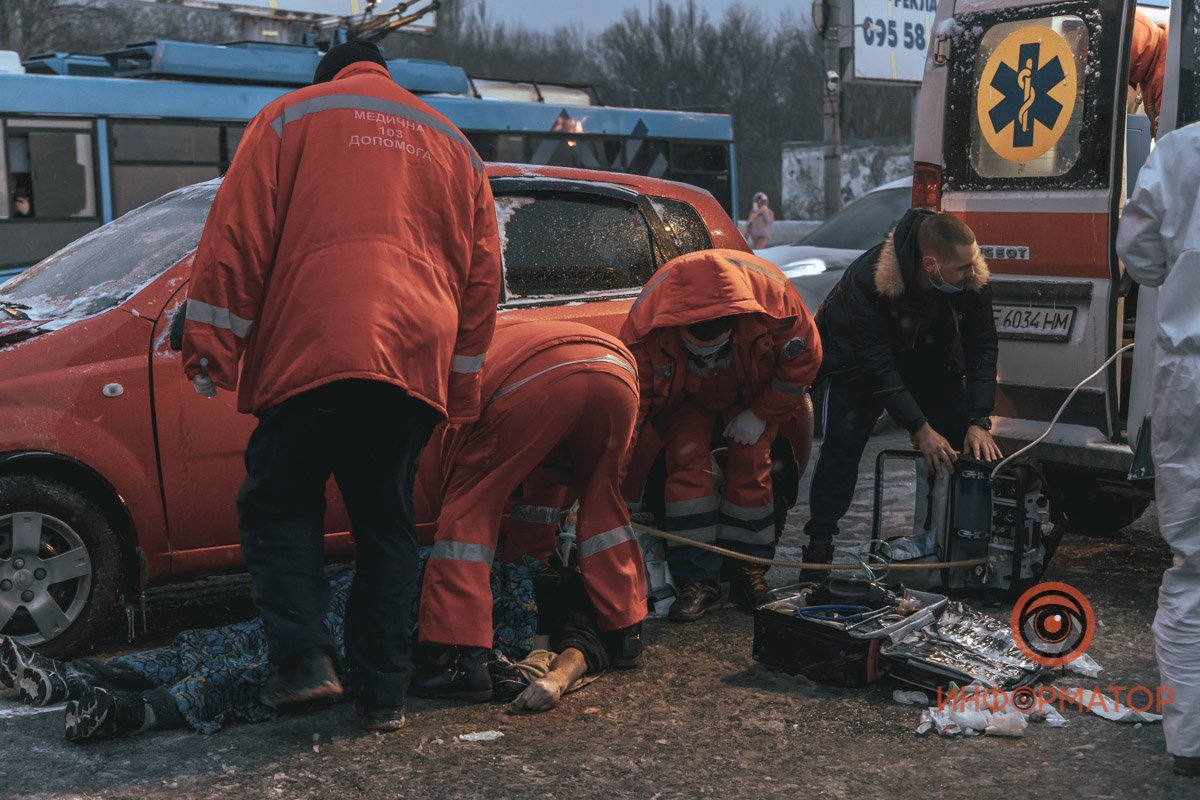В Днепре на Победе столкнулись Chevrolet и маршрутка №107: пострадавшего откачивают 12