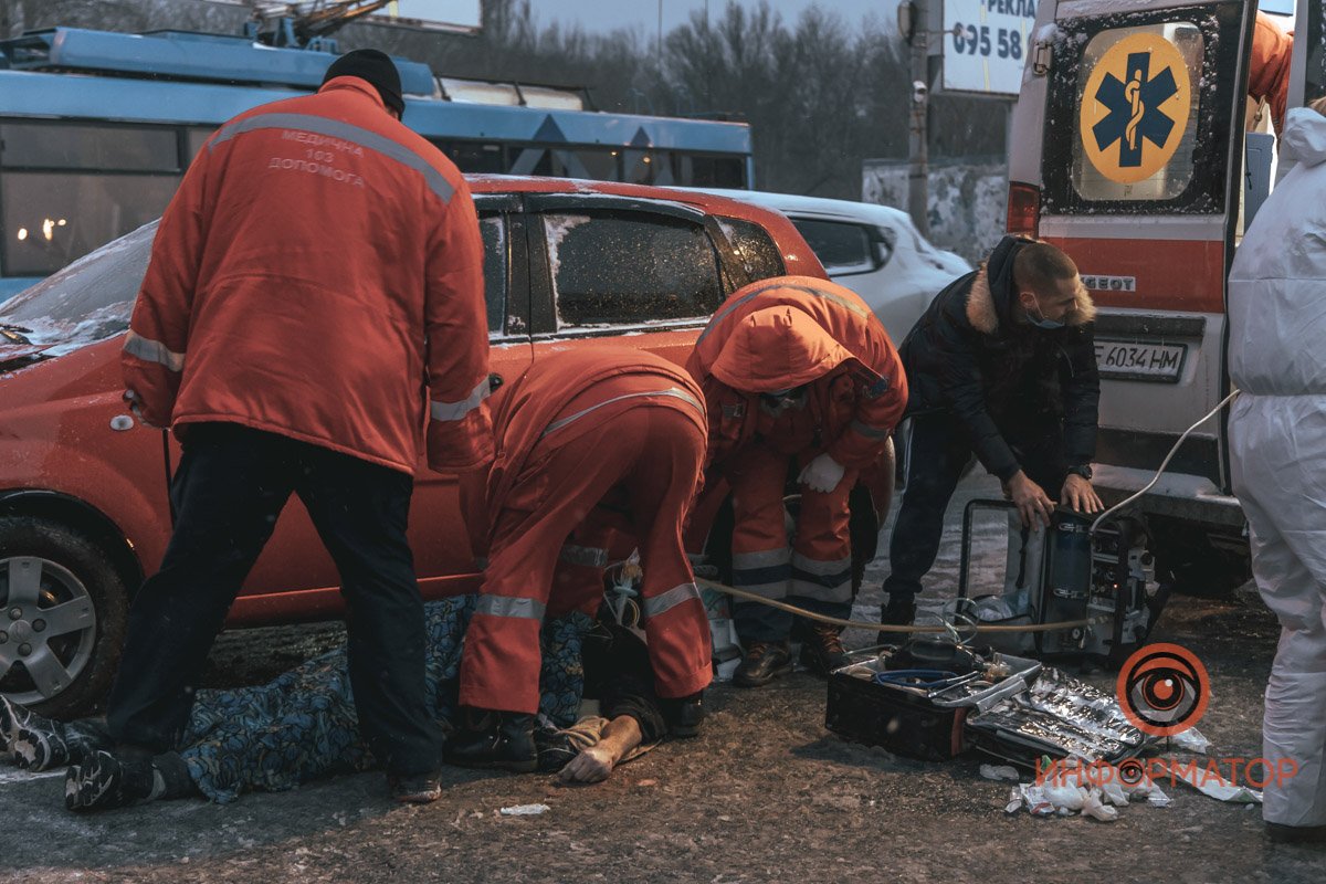 В Днепре на Победе столкнулись Chevrolet и маршрутка №107: пострадавшего откачивают 13