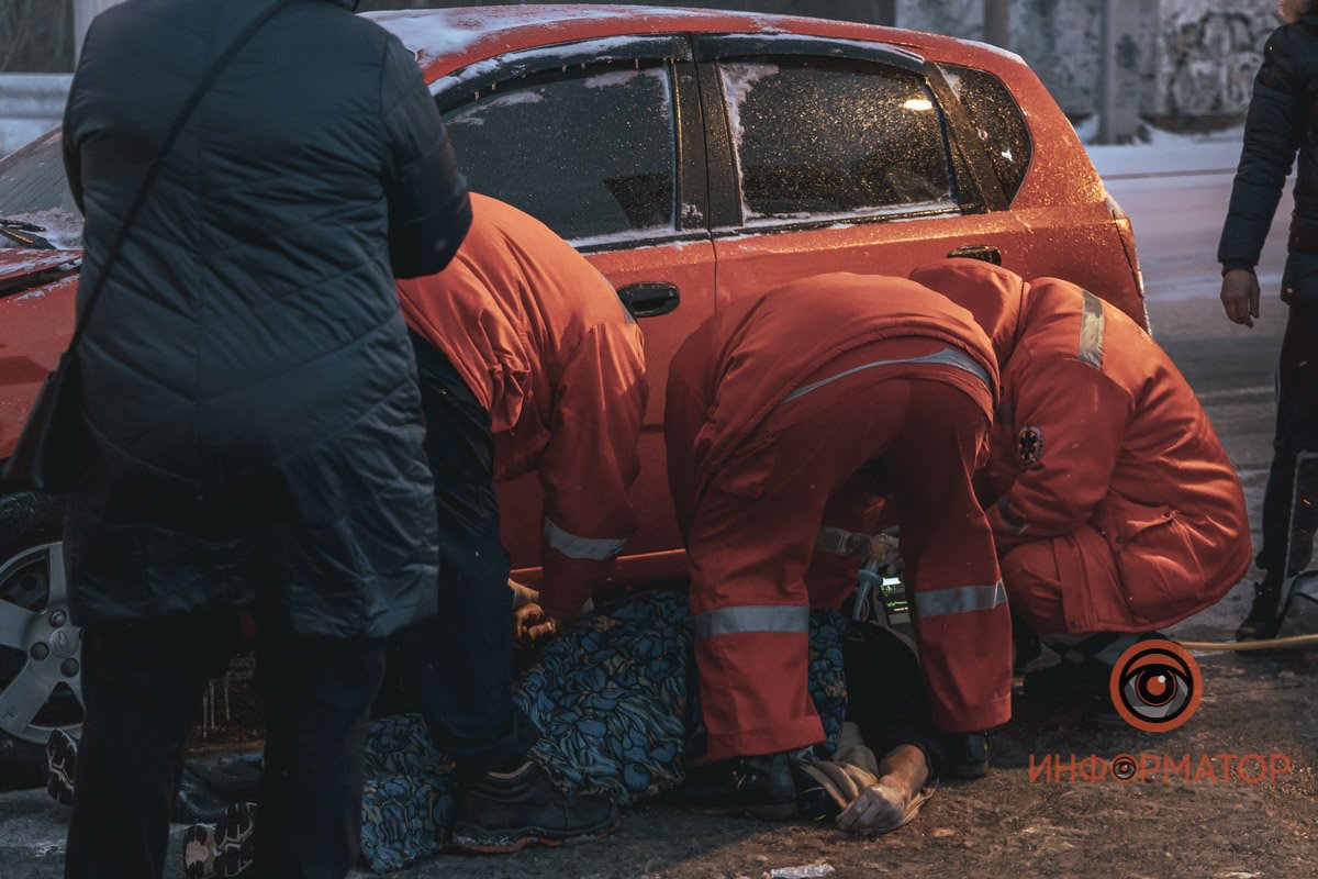 В Днепре на Победе столкнулись Chevrolet и маршрутка №107: пострадавшего откачивают 14