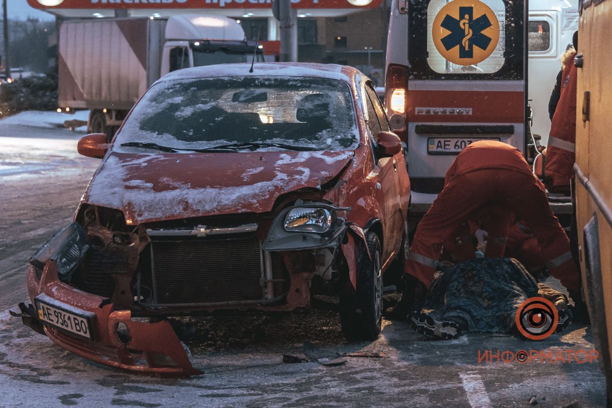 В Днепре на Победе столкнулись Chevrolet и маршрутка №107: пострадавшего откачивают 15