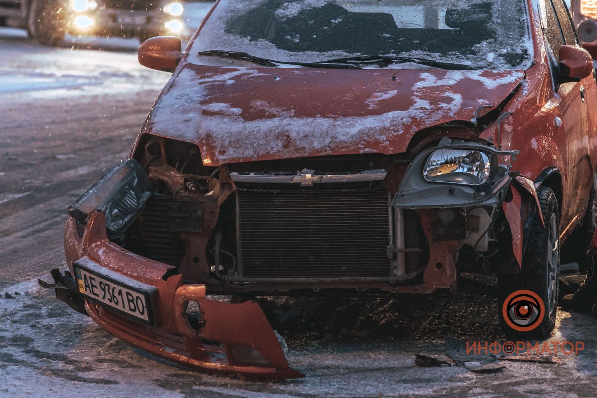 В Днепре на Победе столкнулись Chevrolet и маршрутка №107: пострадавшего откачивают 16