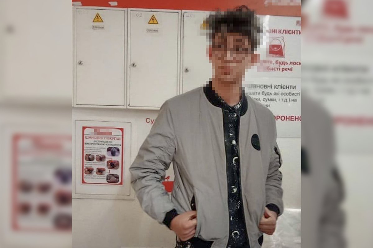 21-летний парень положил бутылки к себе в рюкзак и направился к выходу 21-летний парень положил бутылки к себе в рюкзак и направился к выходу