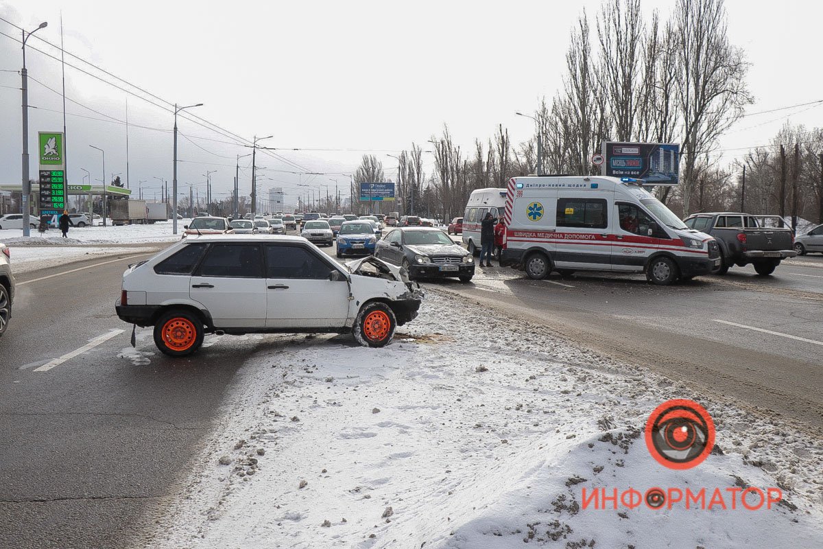 На Слобожанском проспекте столкнулись ВАЗ-2106 и ВАЗ-2109 На Слобожанском проспекте столкнулись ВАЗ-2106 и ВАЗ-2109