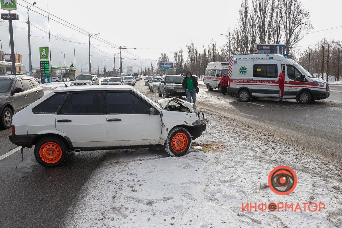 Машины разлетелись в разные стороны, оставив для проезда в сторону Калиновой по одной полосе Машины разлетелись в разные стороны, оставив для проезда в сторону Калиновой по одной полосе