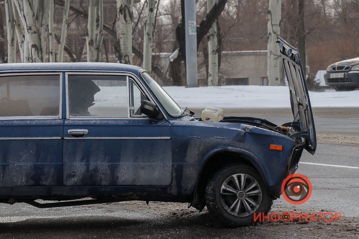 Водитель ВАЗ-2109 пытался уйти от столкновения и практически выехал "на встречку", но все же ударил ВАЗ-2106 Водитель ВАЗ-2109 пытался уйти от столкновения и практически выехал "на встречку", но все же ударил ВАЗ-2106