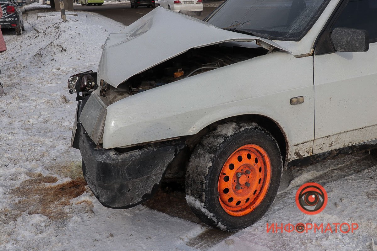 Сплошная полоса засыпана снегом, поэтому ее не видно Сплошная полоса засыпана снегом, поэтому ее не видно