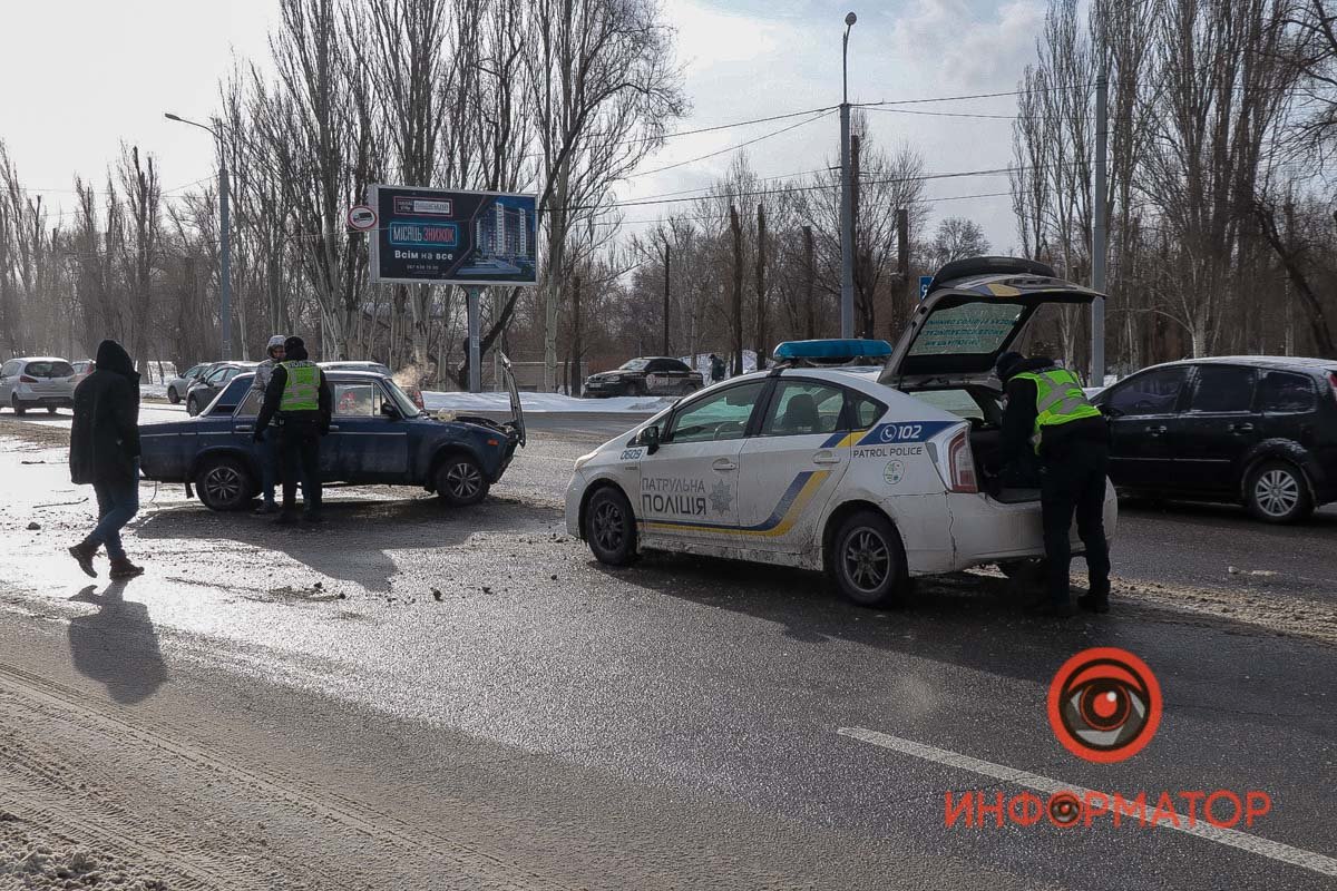 Из-за аварии собралась пробка - в каждом направлении по одной проездной полосе Из-за аварии собралась пробка - в каждом направлении по одной проездной полосе
