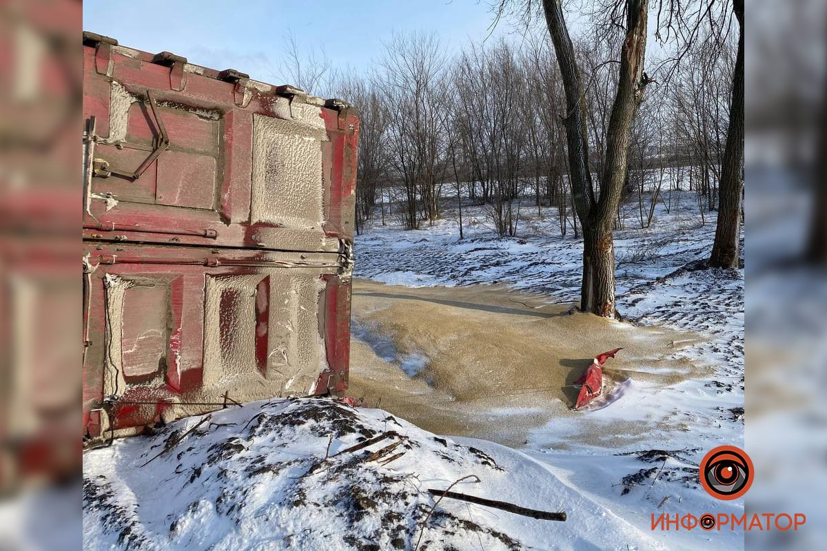Зерно высыпалось на обочину