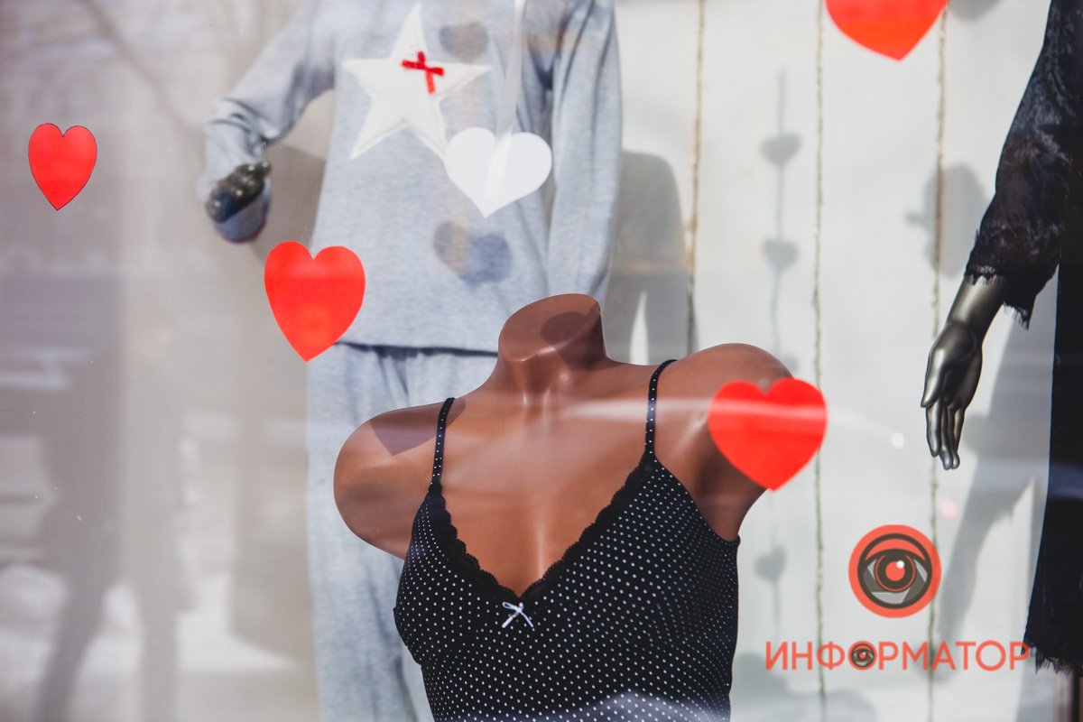 Символичное отражение пары в витрине Символичное отражение пары в витрине