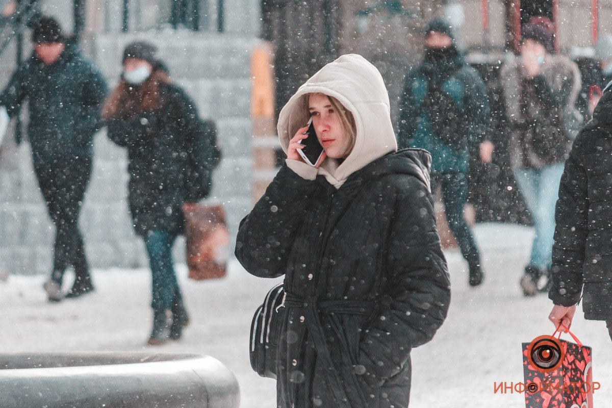 Кажется, сейчас на улице по телефону могут разговаривать только те, у кого не iPhone 😁