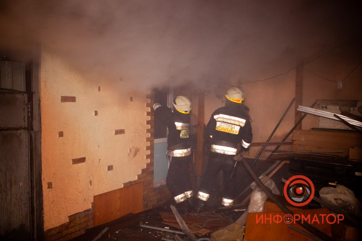 На месте работают как минимум три пожарных расчета На месте работают как минимум три пожарных расчета