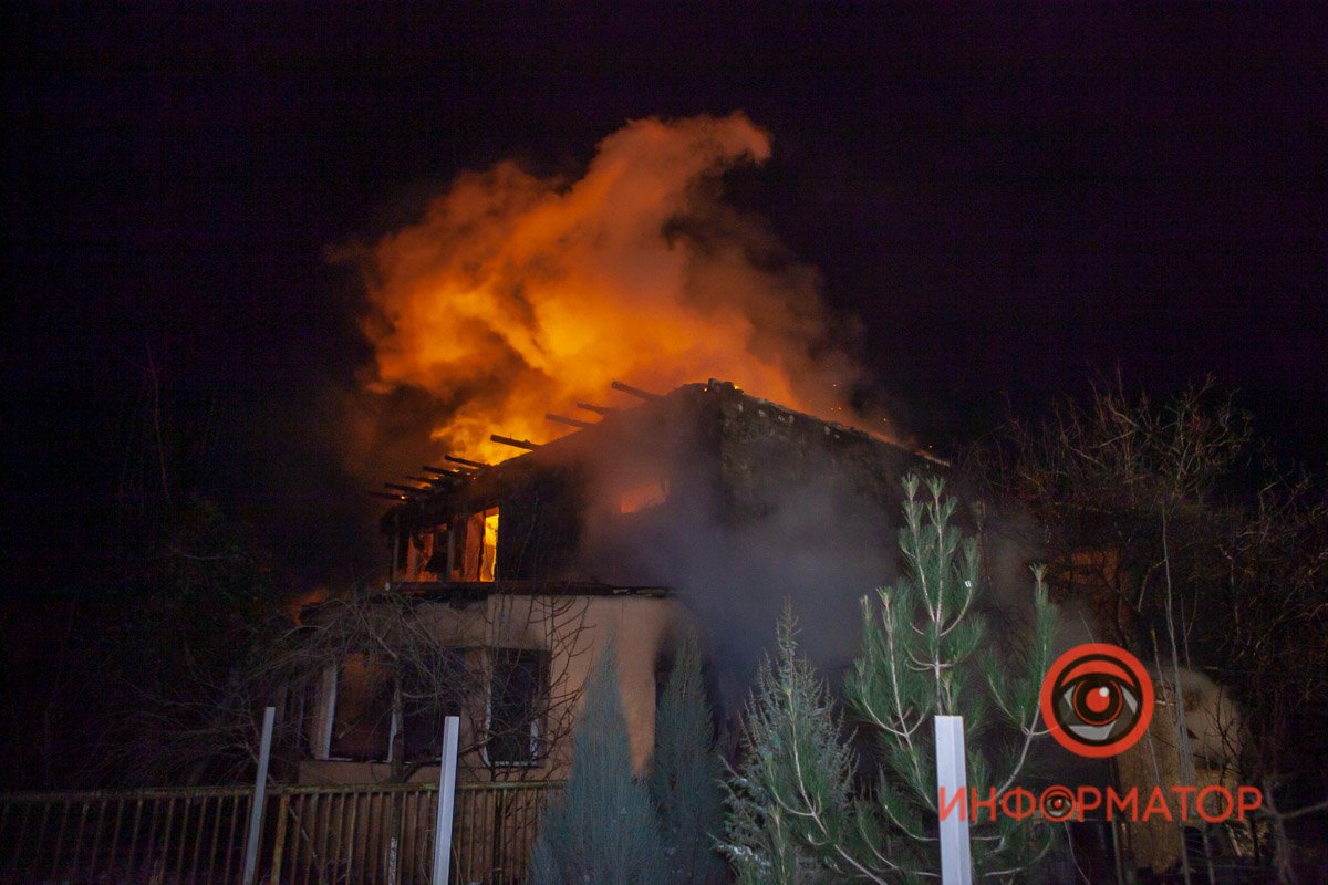 По состоянию на 19:50 дом все еще горел, от него осталась одна коробка По состоянию на 19:50 дом все еще горел, от него осталась одна коробка