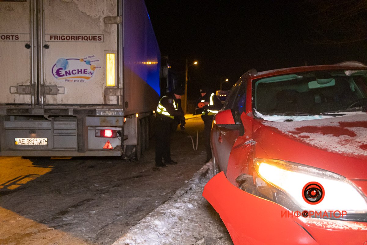 DAF сдавал назад и врезался в Renault DAF сдавал назад и врезался в Renault