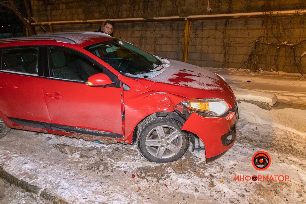Удар пришелся на правое переднее крыло Renault Удар пришелся на правое переднее крыло Renault