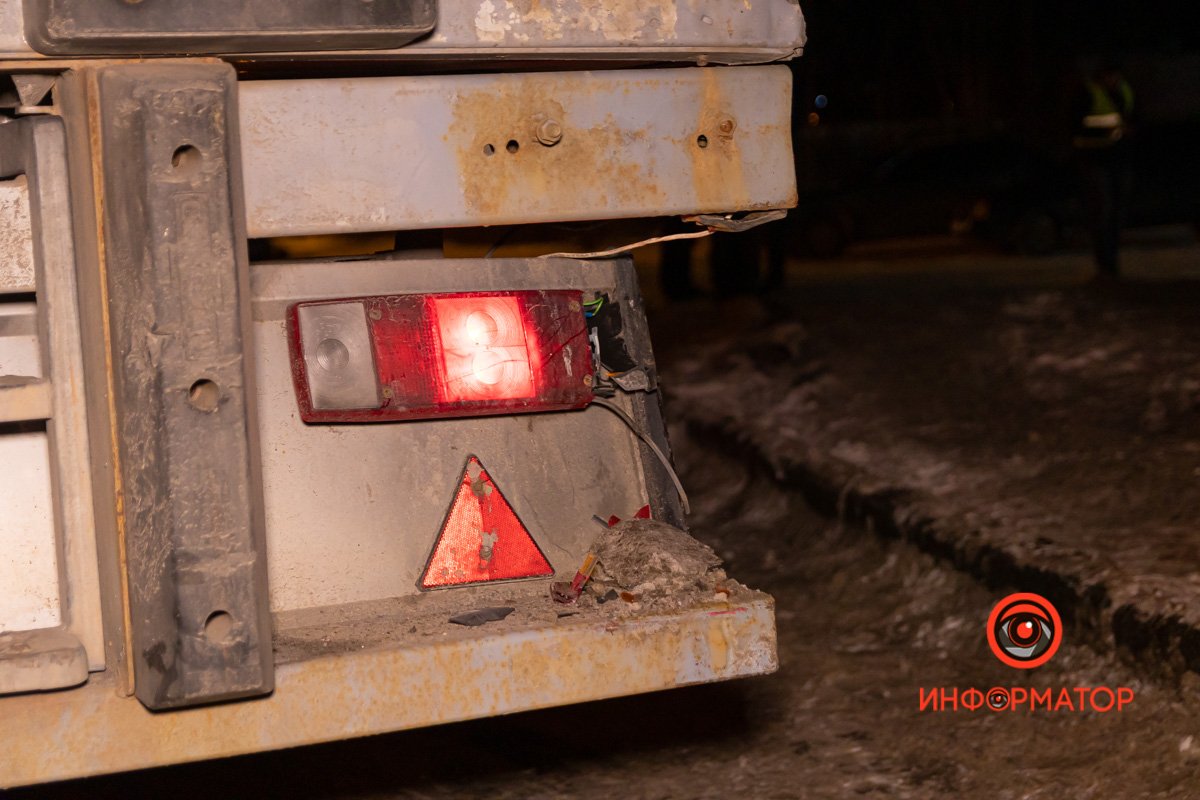 У DAF лишь слегка погнулся бампер и разбилась фара У DAF лишь слегка погнулся бампер и разбилась фара