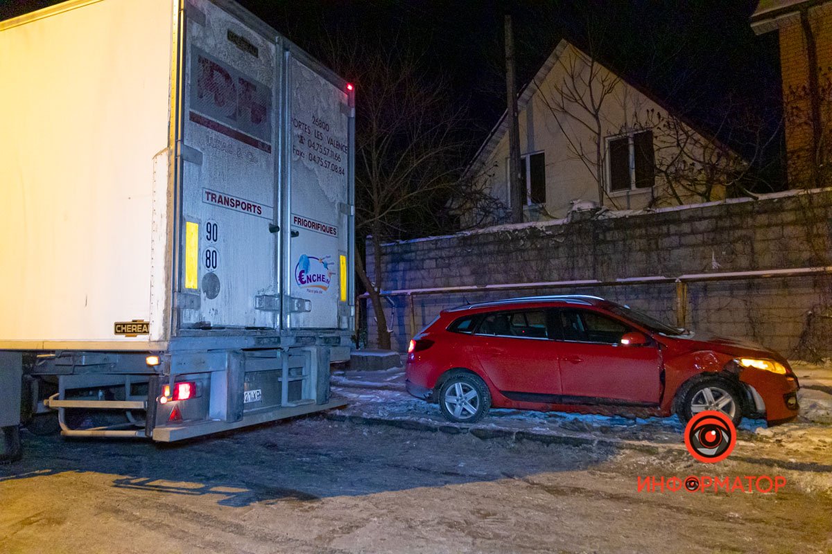 Фура полностью перекрыла движение по Гвардейской Фура полностью перекрыла движение по Гвардейской
