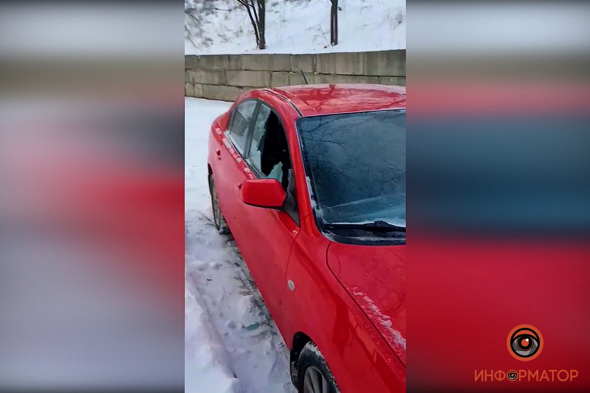 В Днепре на ж/м Кротова ночью разбили окна 13 автомобилей 1