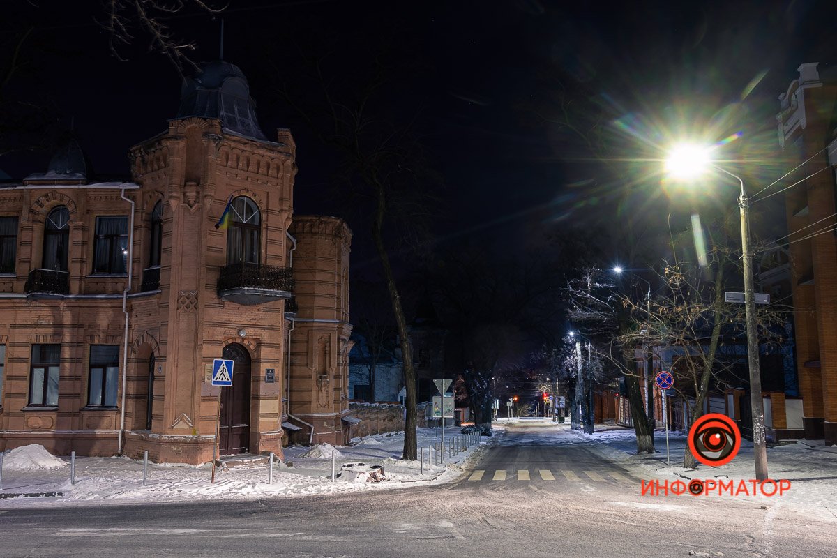 Слева - единственный сохранившийся в городе пример раннего романтического модерна “мавританской” стилистики