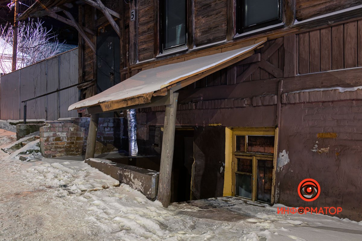 Фасад пострадал не только от времени, но и от рук вандалов