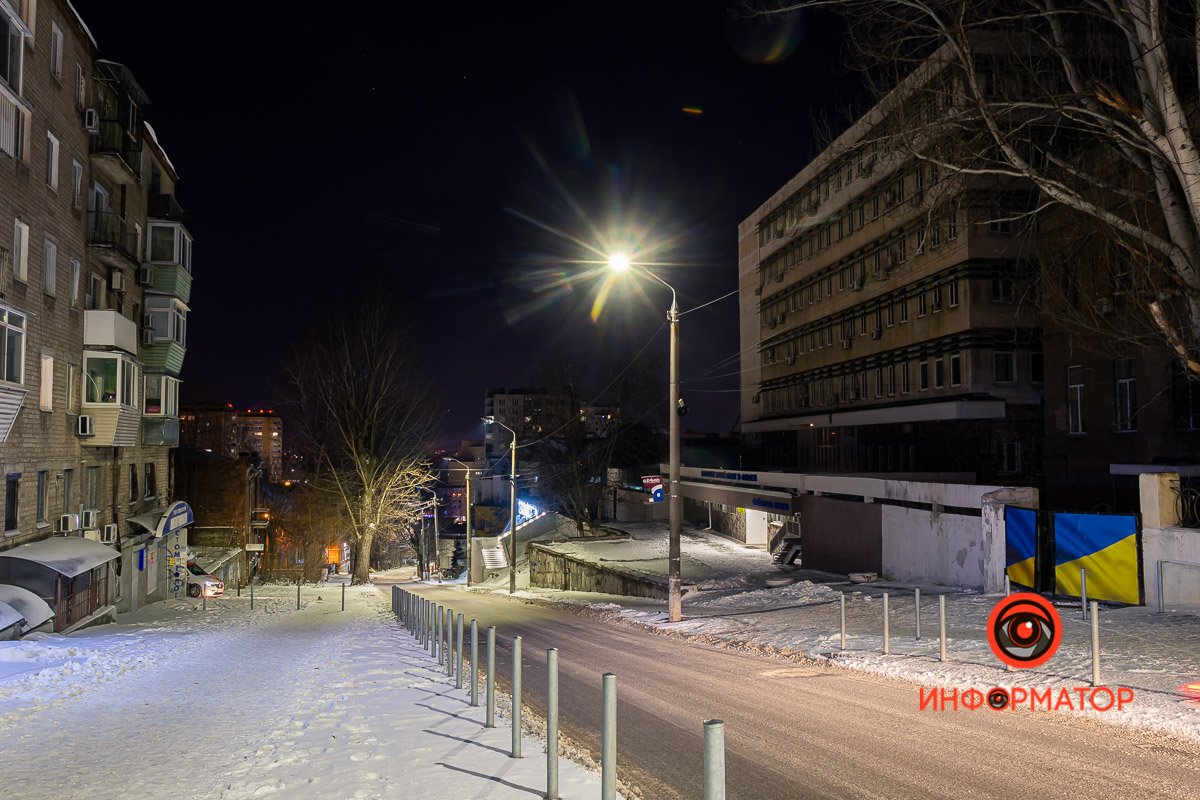 Справа - корпус Университета таможенного дела и финансов