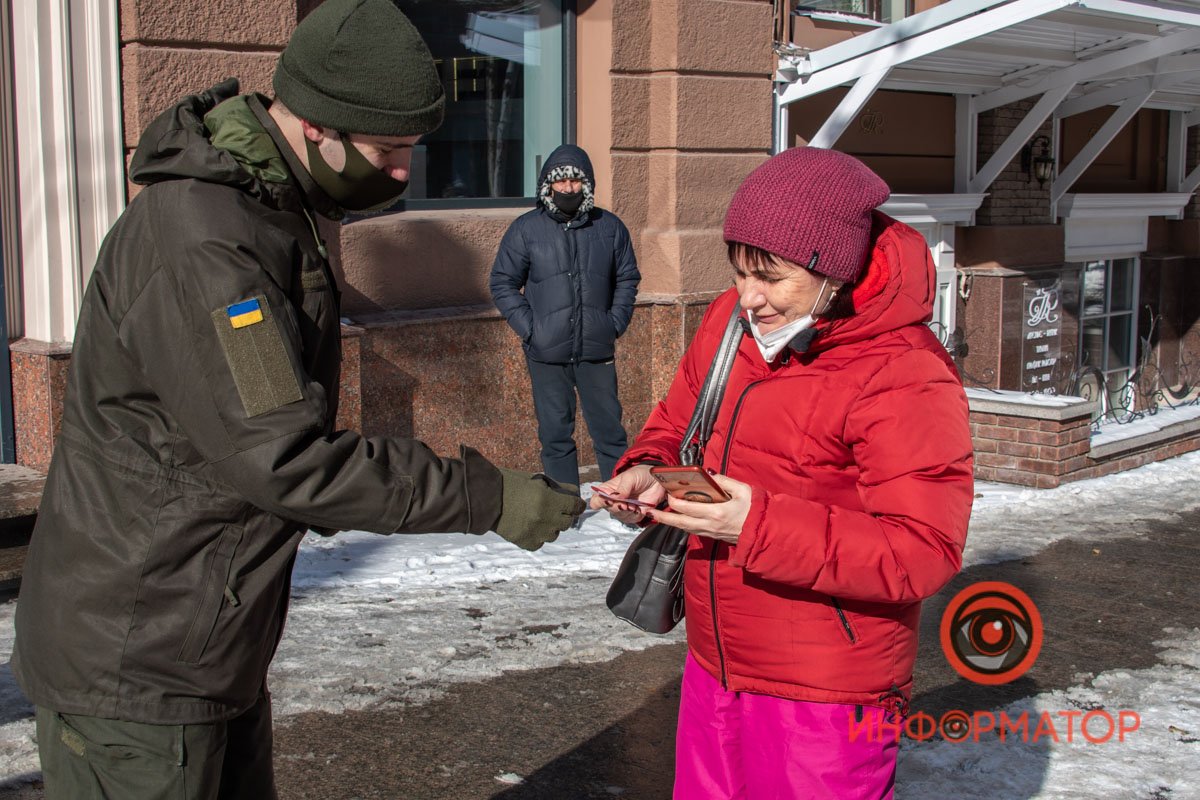 Жаль, что улыбку нацгвардейца вынуждено скрывает маска Жаль, что улыбку нацгвардейца вынуждено скрывает маска