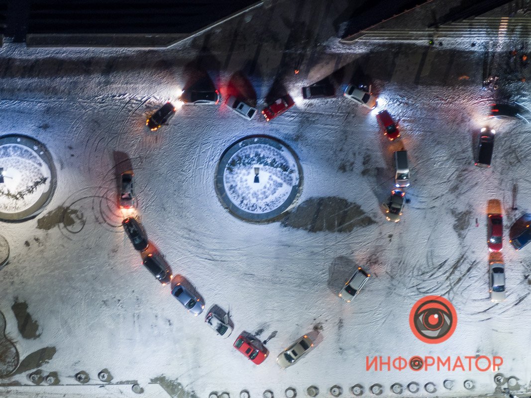 Возле шарика на набережной собрали сердечко из автомобилей